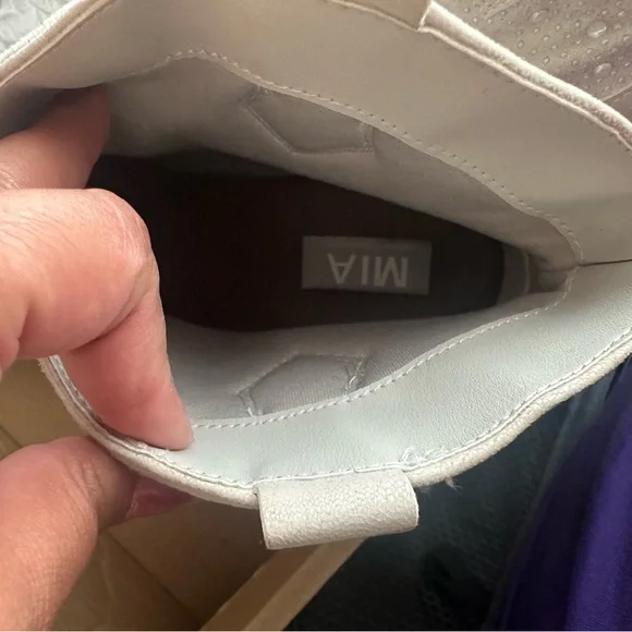 Elegant White Ankle Boots - Picture 6 of 8